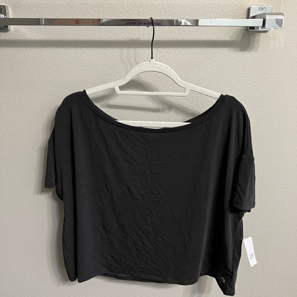NWT | GapFit Breathe cropped shirt in black
